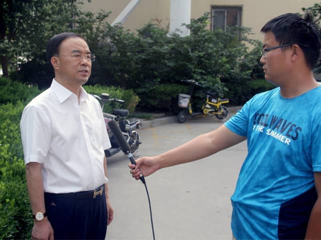 山東天意機械董事長劉洪彬作為基層共產(chǎn)黨員，今天接受了當?shù)赜浾叩牟稍L