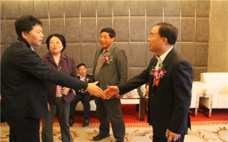 國家發(fā)展改革委資源節(jié)約與環(huán)境保護司牛波處長（和劉總握手）、全國墻材革新工作委員會會長滕軍力（女士）